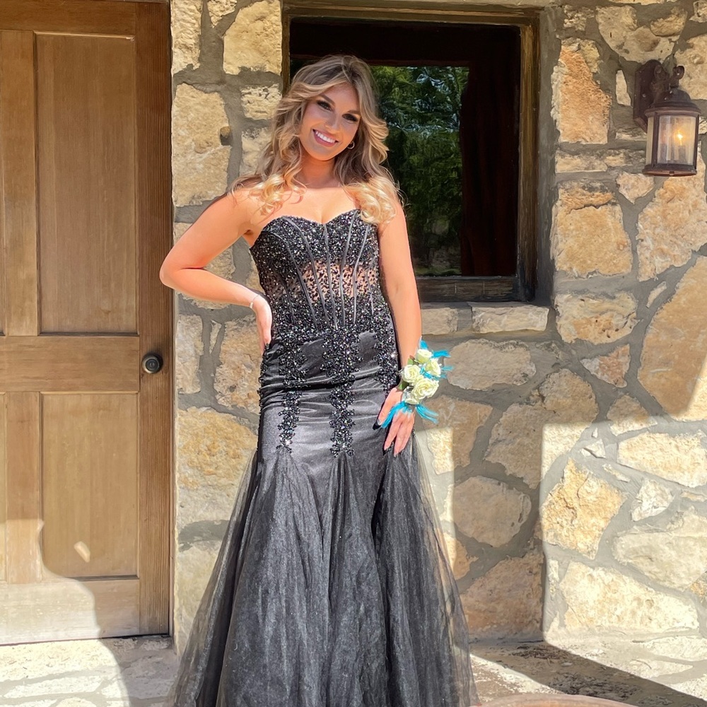fits a 4 or 6, only worn once for prom 2022!! gorgeous strapless prom dress!!